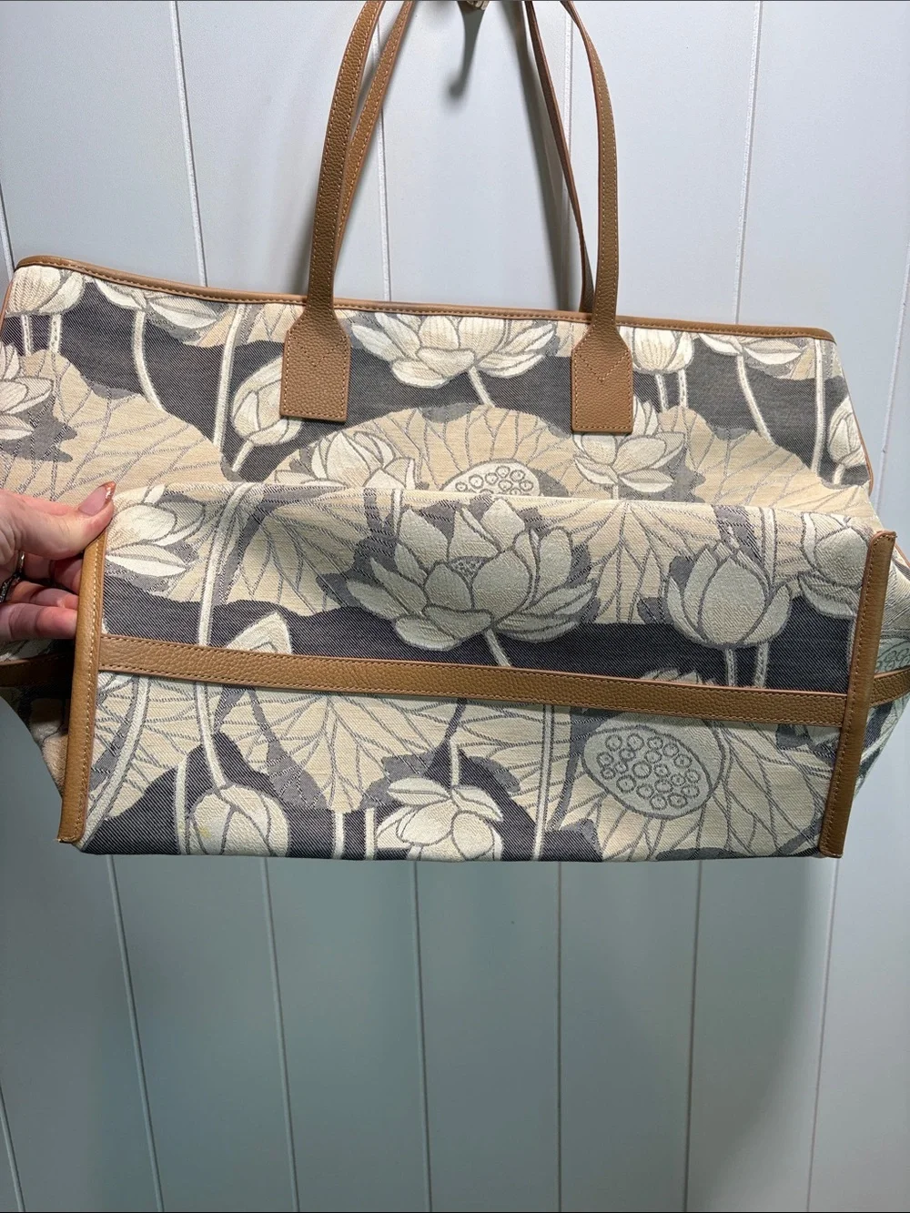 NWOT Jim Thompson floral lotus pattern and leather tote zip closure - Picture 4 of 8